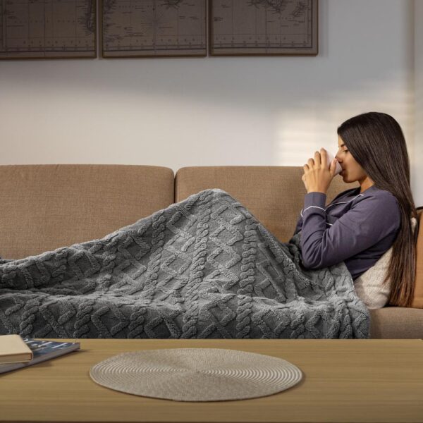 Imagen 5 Manta eléctrica HeatConfort Luma de 180x130 cm con tacto suave, distribución uniforme del calor y varios niveles de temperatura para un descanso perfecto.