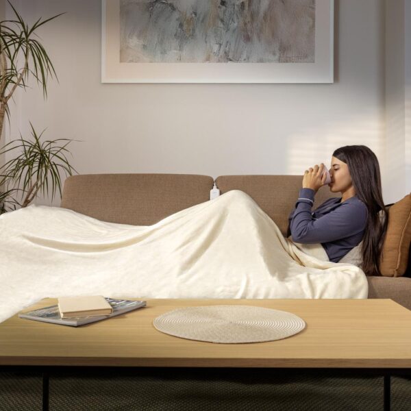 Imagen 5 Manta eléctrica Cecotec HeatConfort Calma de 160x130 cm. Proporciona calor uniforme, textura suave y protección contra sobrecalentamiento para el invierno.